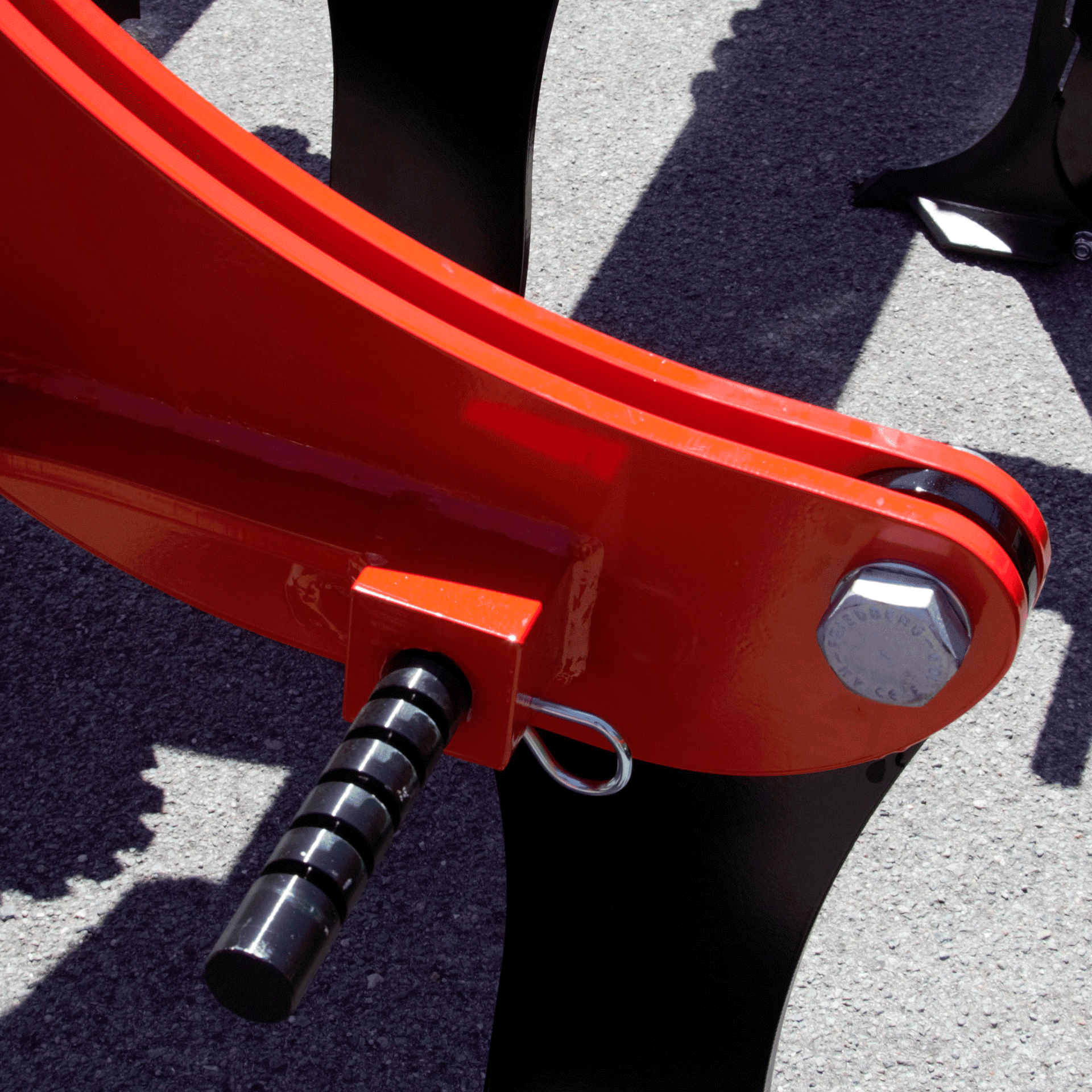 Quick-Push stensikring på Stealth er et effektivt værktøj. En specialdesignet bolt med riller klippes over, hvis spidsen rammer en sten. Splitten fjernes, sikringsbolten skubbes på plads og splitten monteres igen. Man kan derefter køre videre igen.