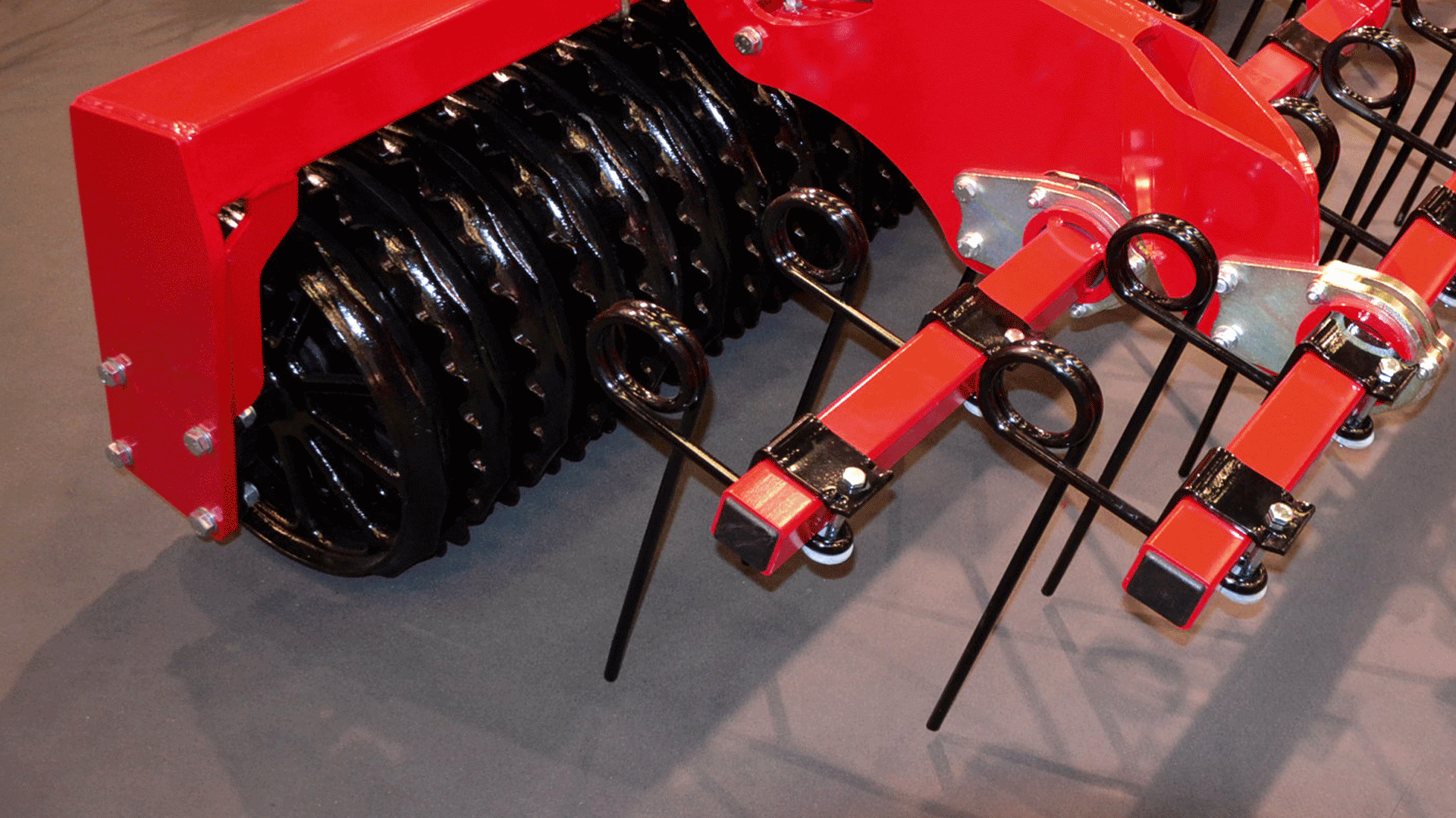 Long-finger tines are suitable for a slight loosing of the surface, leveling og damages from wheels and molehills. The long-finger tines have also proved very efficient for distribution of plant residues after the harrow and for loosening and distributing withered grass during consolidation of grassland in the spring season.