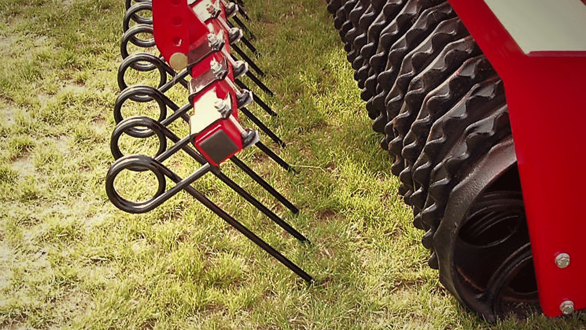 Long-finger tines are suitable for a slight loosing of the surface, leveling og damages from wheels and molehills. The long-finger tines have also proved very efficient for distribution of plant residues after the harrow and for loosening and distributing withered grass during consolidation of grassland in the spring season.