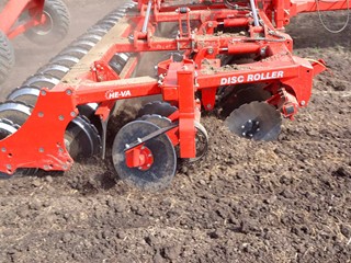 Disc-Roller-Contour-closeup-in-black-soil.jpg