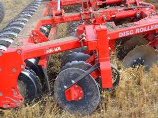 Disc-Roller-Contour-in stubble-field_closeup.jpg