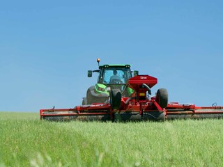 Grass-Roller-multiseeder-grassfield.png