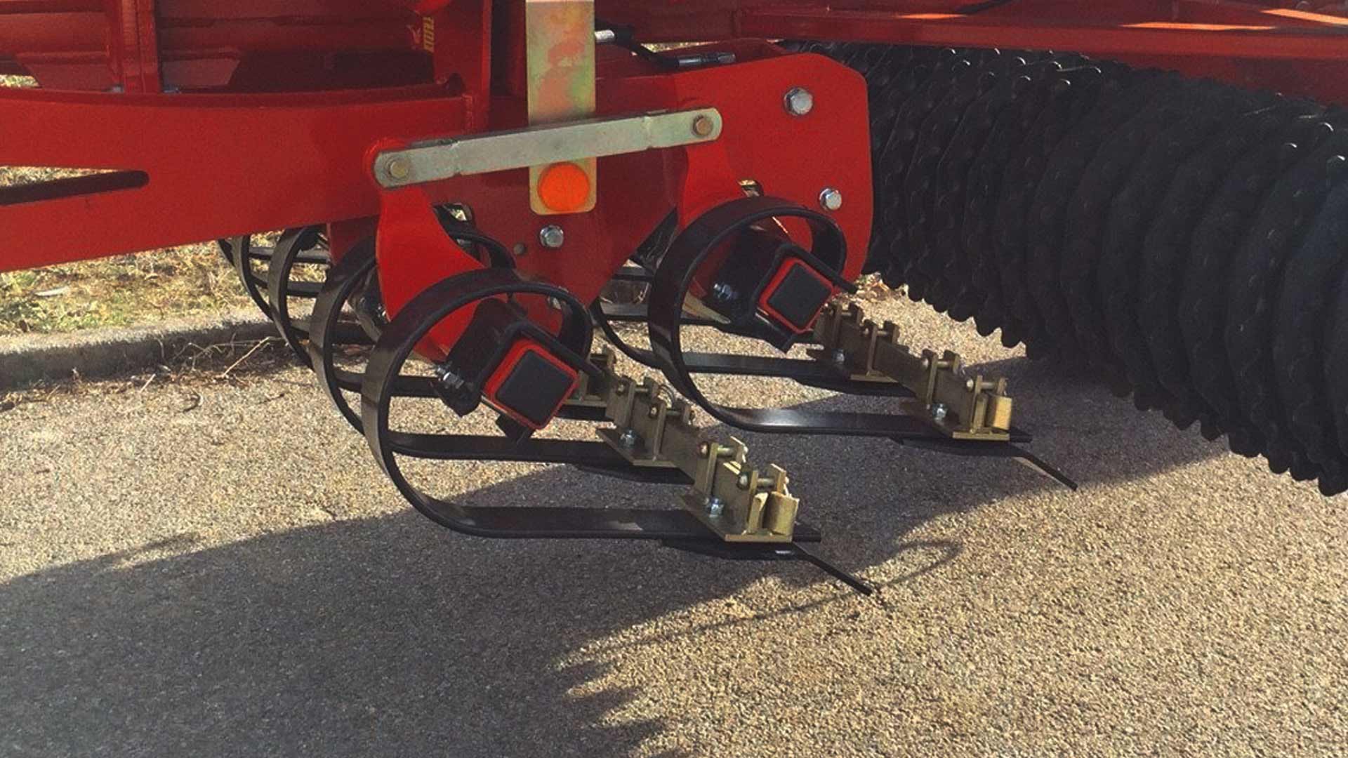 Le montage d’un Spring-Board double avec des dents de 150 mm augmentera l'effet de nivellement et contribuera à un bon processus de compactage, une fois le début du travail des anneaux de rouleau.