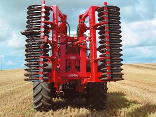 HE-VA-Sub-Tiller-in-stubble-field.jpg