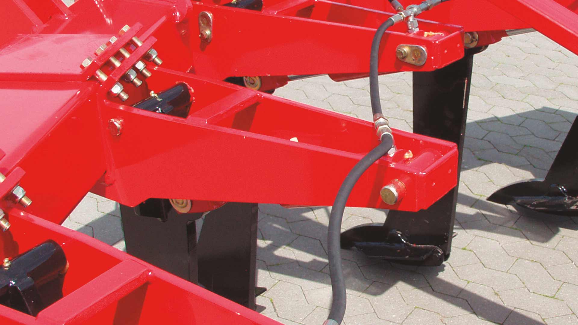 A hydraulic stone protection is the best choice, when processing stony soil types. A cylinder on each tine enables the tines to automatically swing upwards, when hitting a stone and down afterwards.