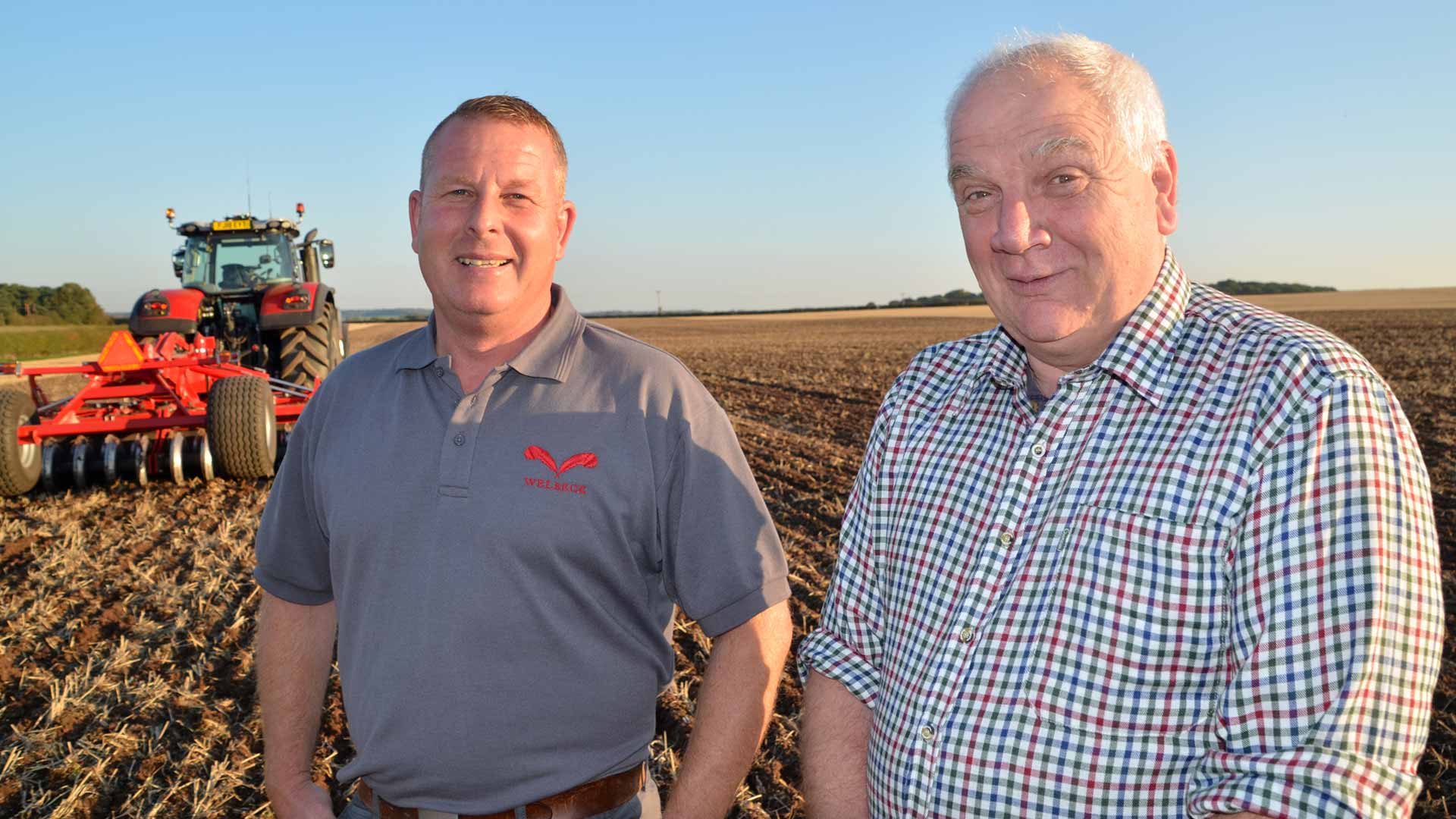 Betriebsleiter Ray Beck und Traktorfahrer Mark Newton von der Welbeck Farming Company in England.