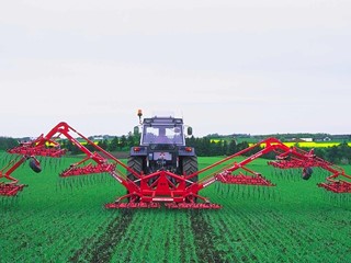 Weeder-unfolding-grass.jpg