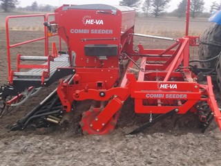 Combi-Seeder-såmaskine-med-harvetænder.jpg