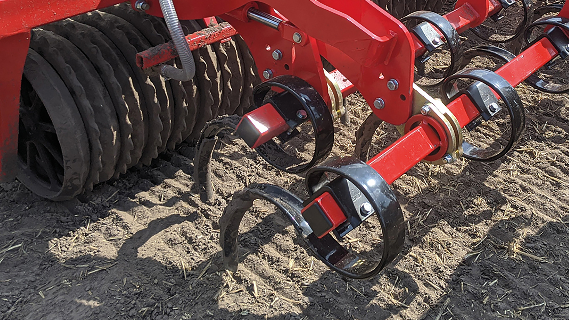 2 rows of harrow tines 65x12 mm ensure better harrowing of soil and thus leaves a more finely divided surface